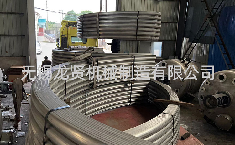 封头上半管碰见接管怎么绕？